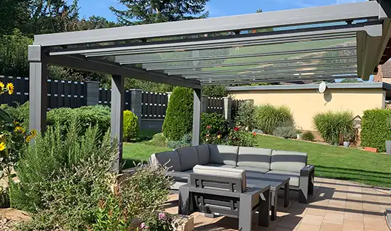 Terrassenglasdachsystem, einseitig an der Fassade montiert.