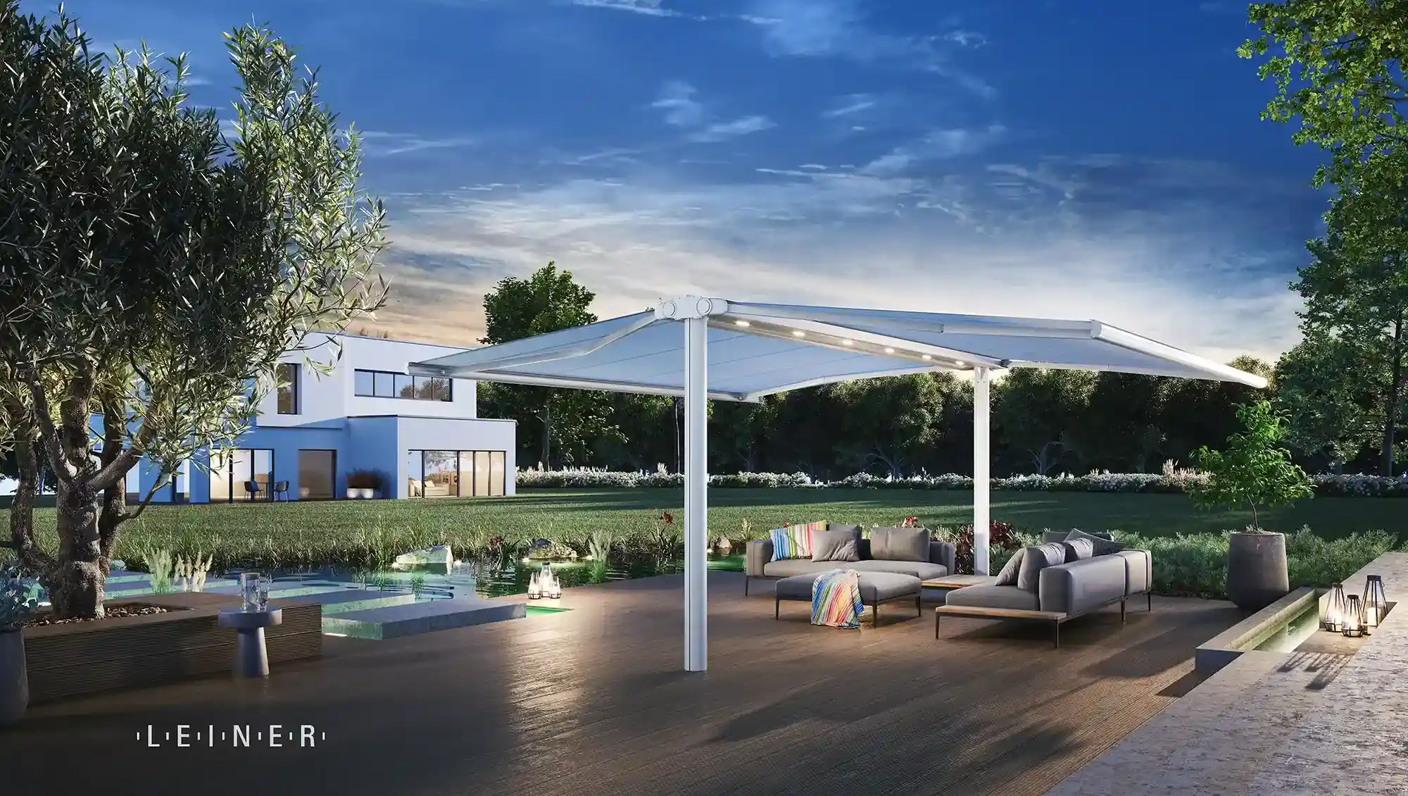 Freistehende Markise auf hölzerner Terrasse spendet einer Sitzgruppe Schatten.