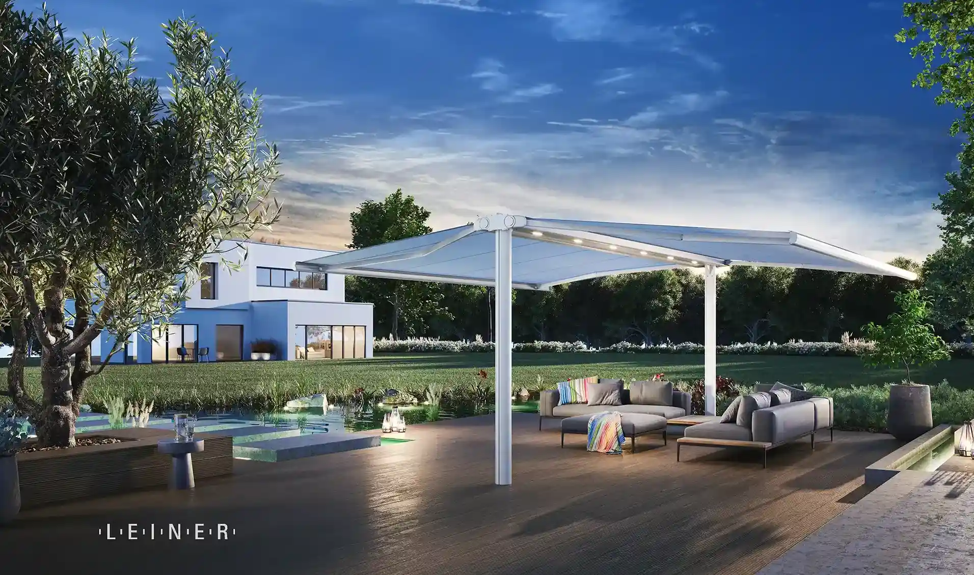 Außenbereich eines Restaurants mit flächigen Sonnenschirmen Freistehende Markise auf hölzerner Terrasse spendet einer Sitzgruppe Schatten.