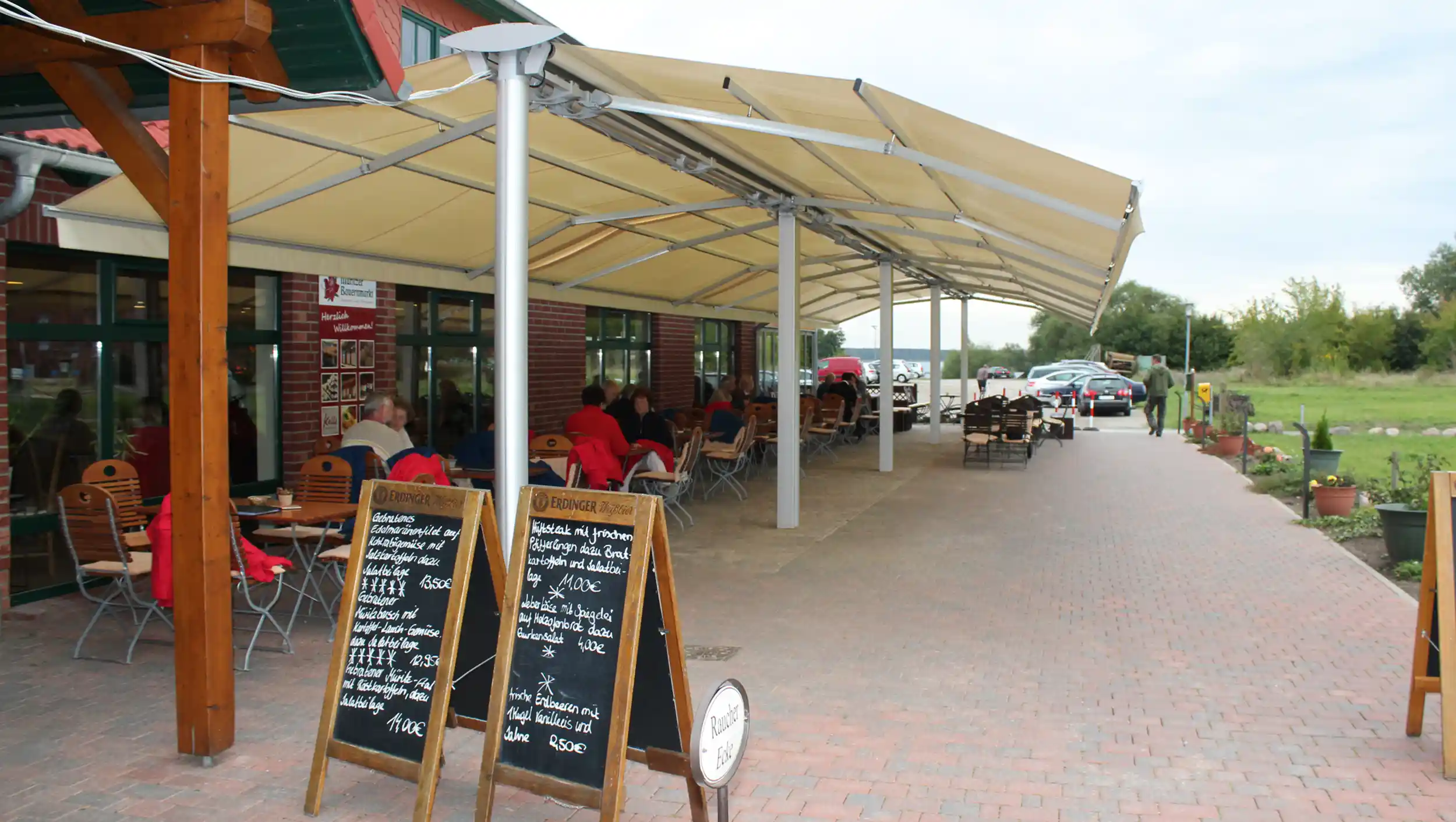 Freistehende Markise über der Terrasse eines Restaurants