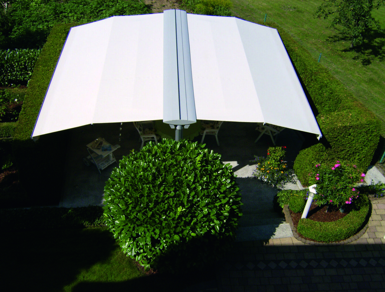 Bild von oben von einer freistehenden Markise mit weißem Tuch