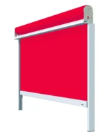 Rote Markise mit weißem Rahmen